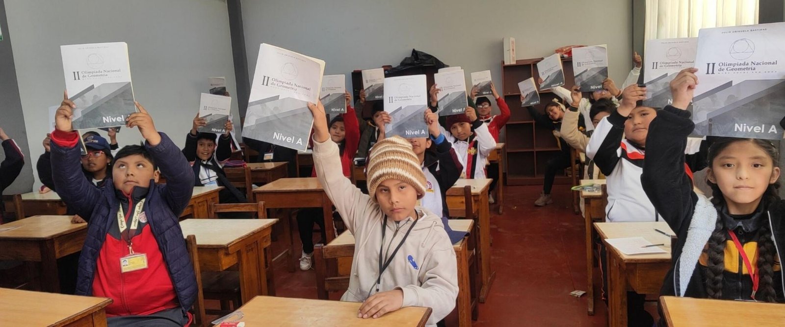 Participantes del Nivel A mostrando sus materiales